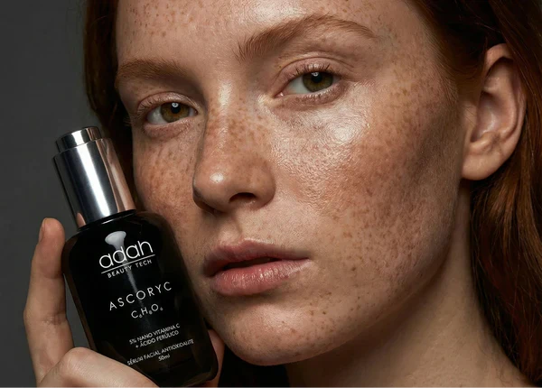 A Visão da Especialista: Por Que a Vitamina C Continua Sendo um dos Ativos Mais Importantes da Dermatologia Cosmética